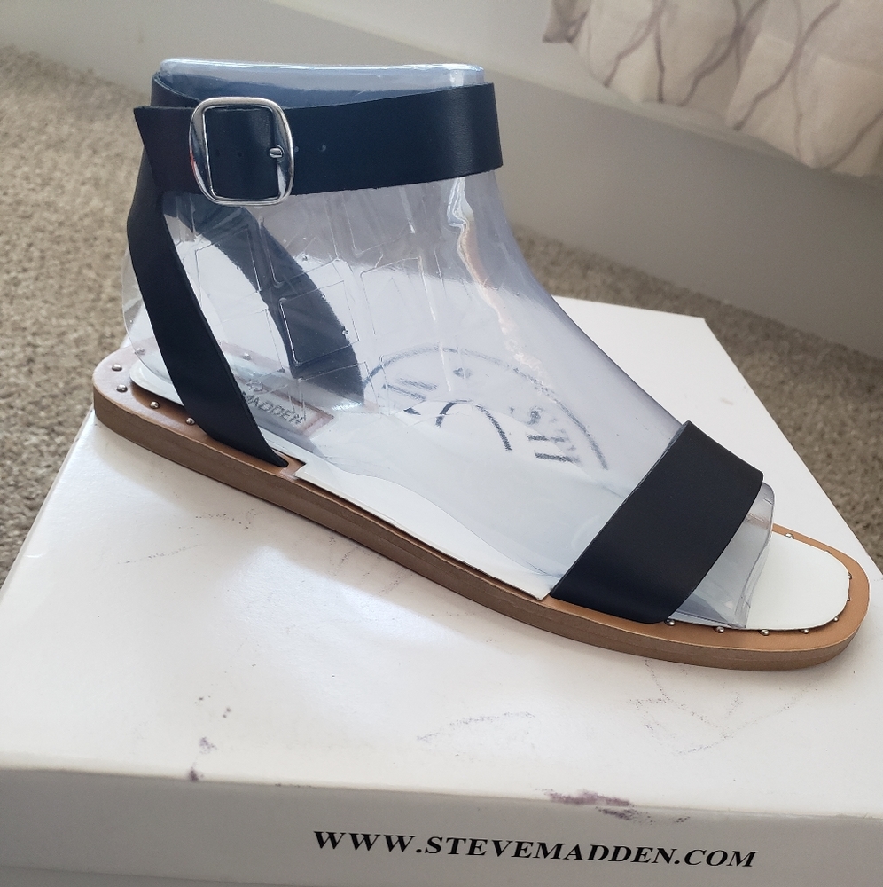 Women strappy black sandal